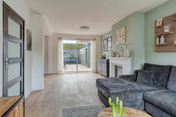 Photo 15 of Burgemeester Lewe van Aduardstraat 47