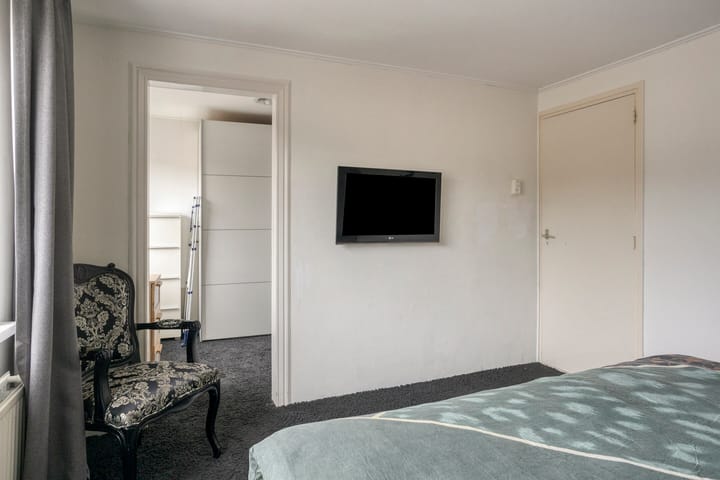 Photo 27 of Burgemeester Lewe van Aduardstraat 47