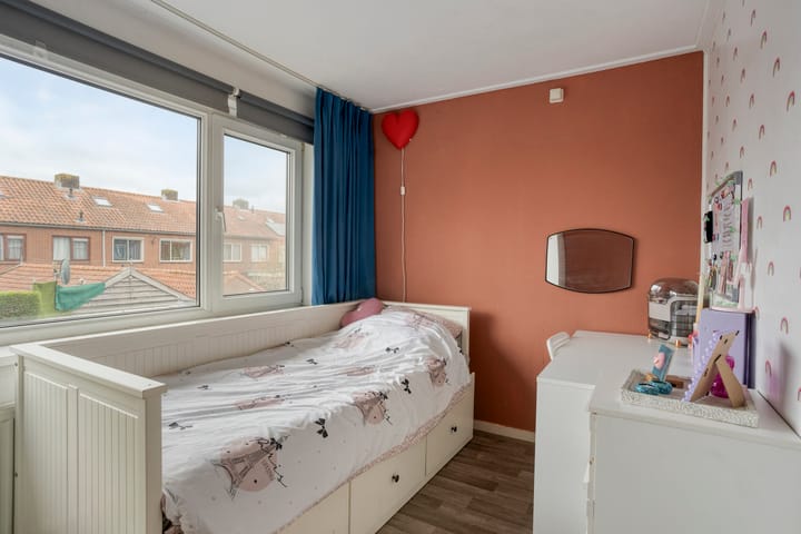 Photo 30 of Burgemeester Lewe van Aduardstraat 47