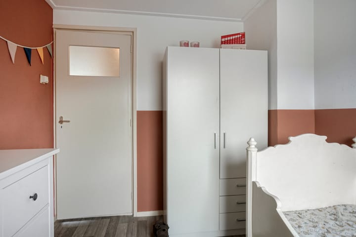 Photo 33 of Burgemeester Lewe van Aduardstraat 47