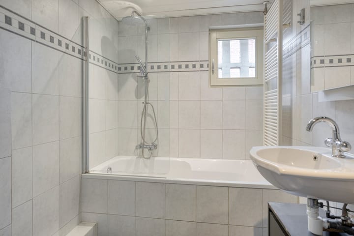 Photo 34 of Burgemeester Lewe van Aduardstraat 47