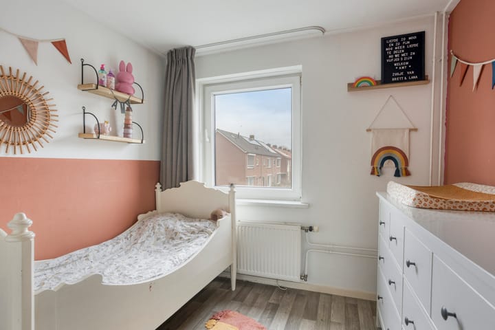 Photo 32 of Burgemeester Lewe van Aduardstraat 47