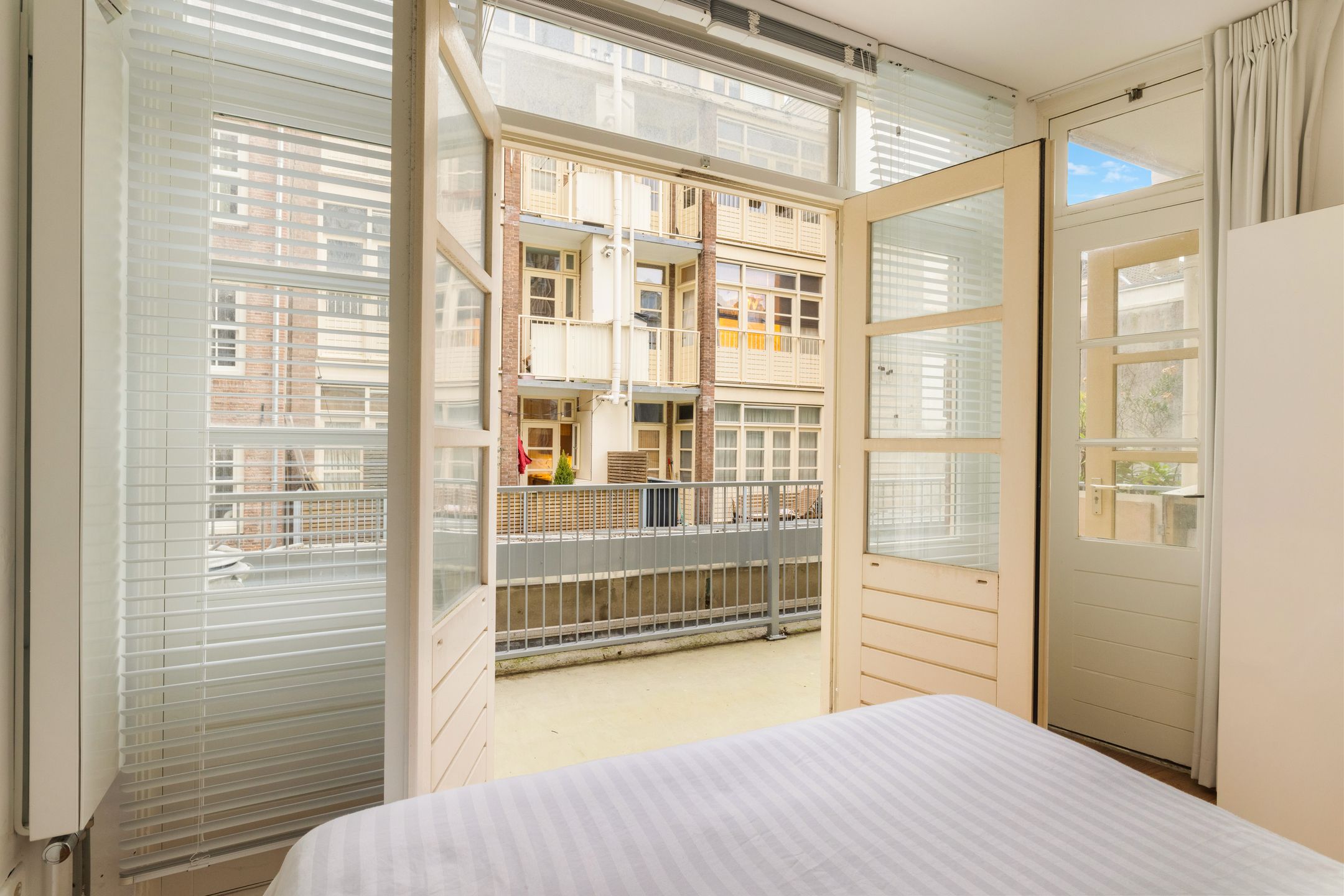 Photo 21 of Fokke Simonszstraat 27-1