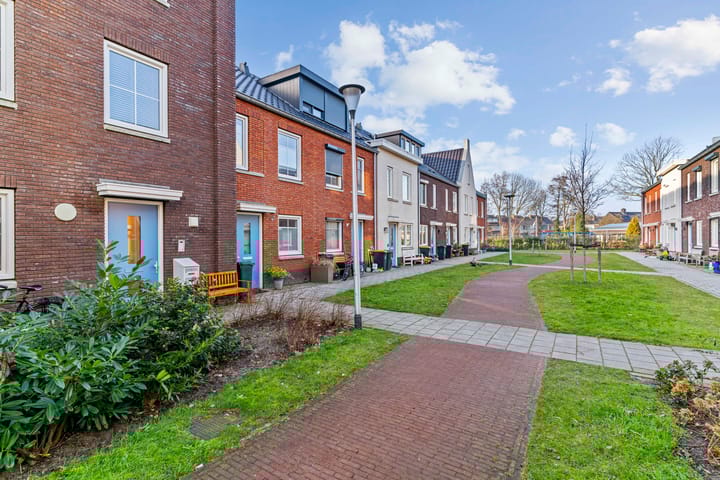 Photo 4 of Anne Frankhove 36