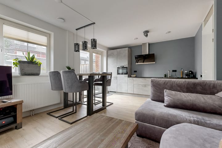 Photo 8 of Anne Frankhove 36