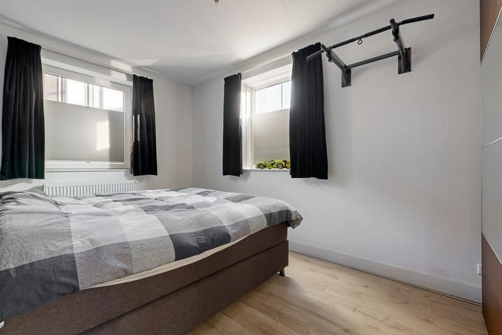 Photo 18 of Anne Frankhove 36