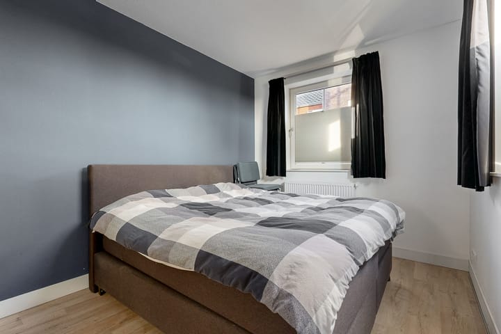 Photo 19 of Anne Frankhove 36