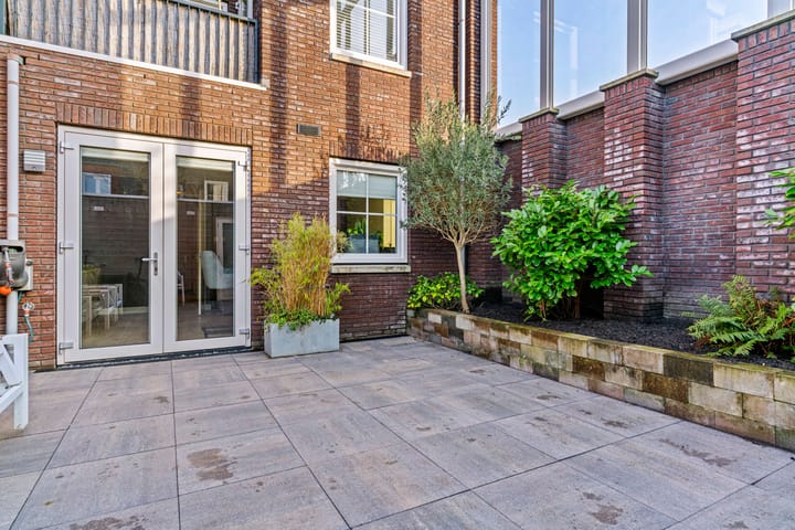 Photo 23 of Anne Frankhove 36