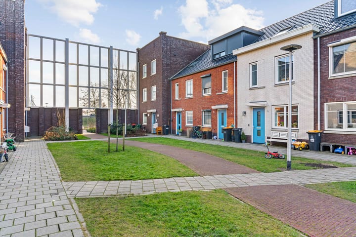 Photo 27 of Anne Frankhove 36