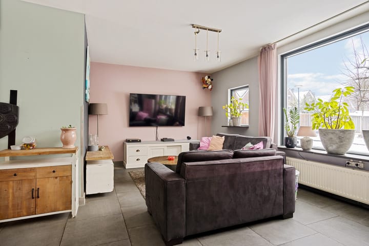 Photo 6 of Menuetstraat 18