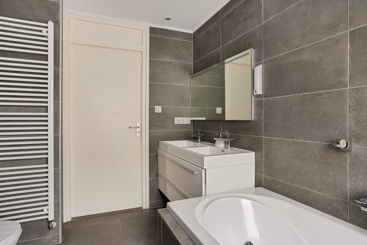 Photo 24 of Menuetstraat 18