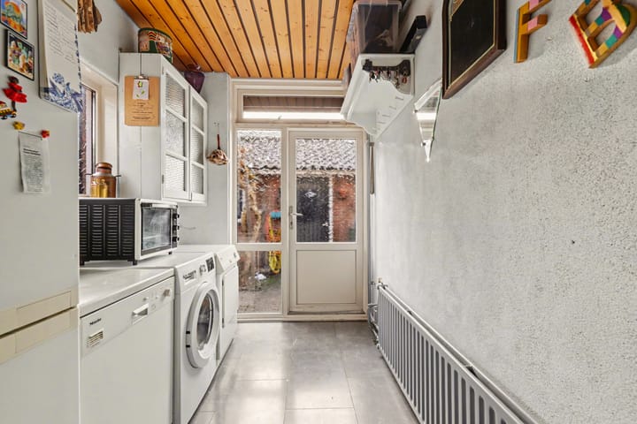 Photo 9 of Voorstraat 141-A