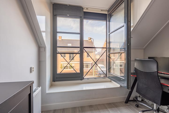 Photo 49 of Meester J van Dolderenstraat 19