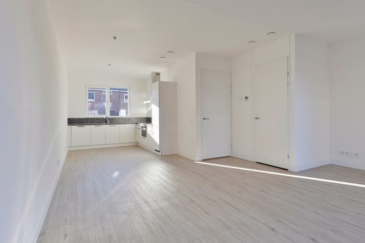 Photo 4 of Schuitevaarstraat 2-A