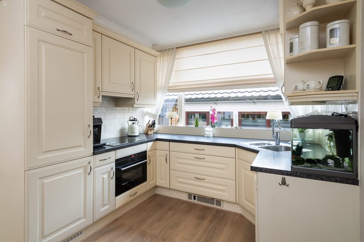 Photo 9 of Burgemeester Crezéestraat 18