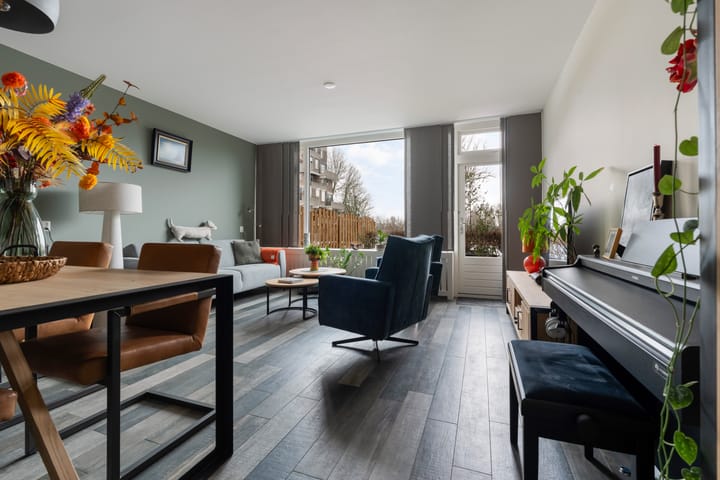 Photo 2 of Haringvlietstraat 27