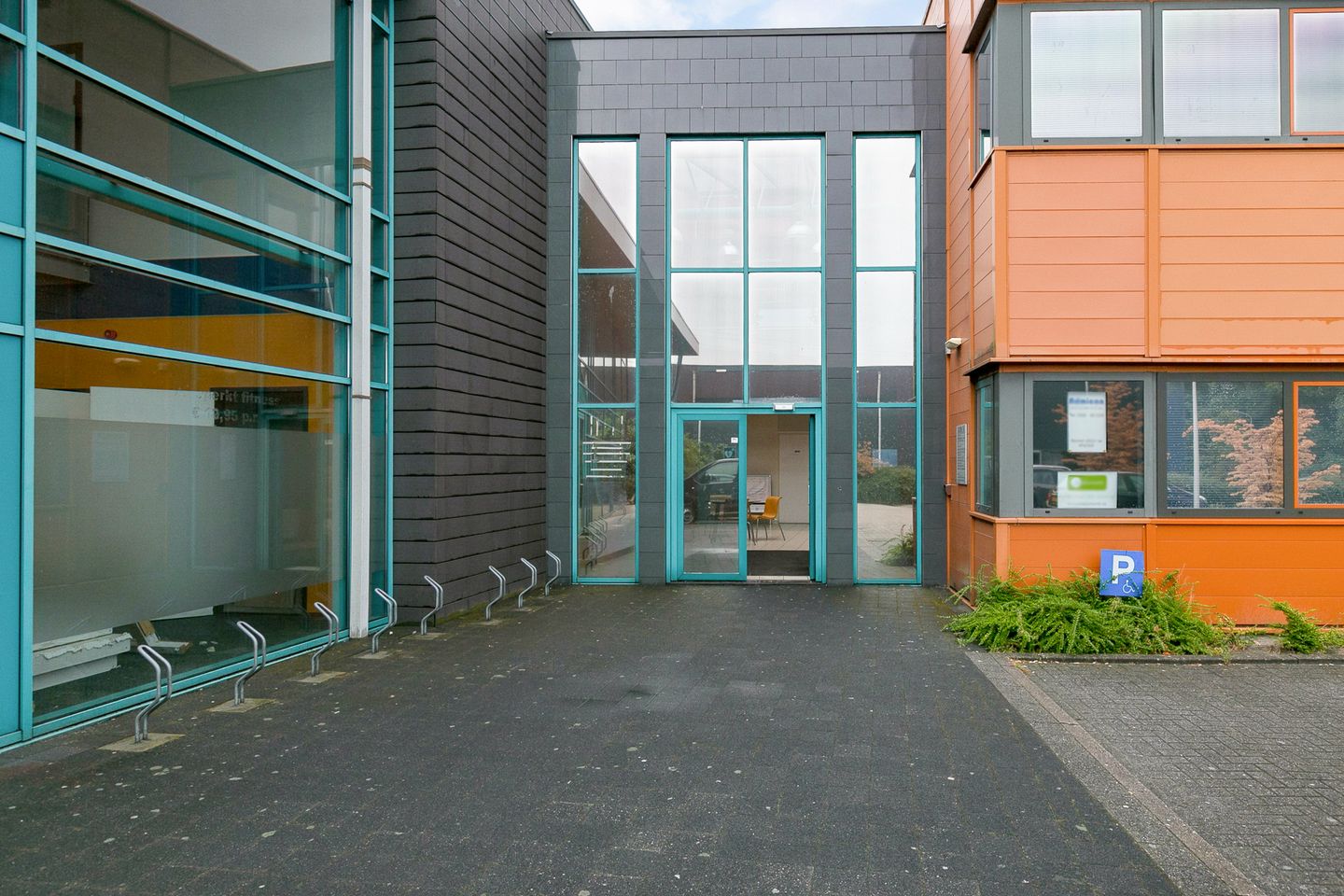 View photo 5 of Zoom 18