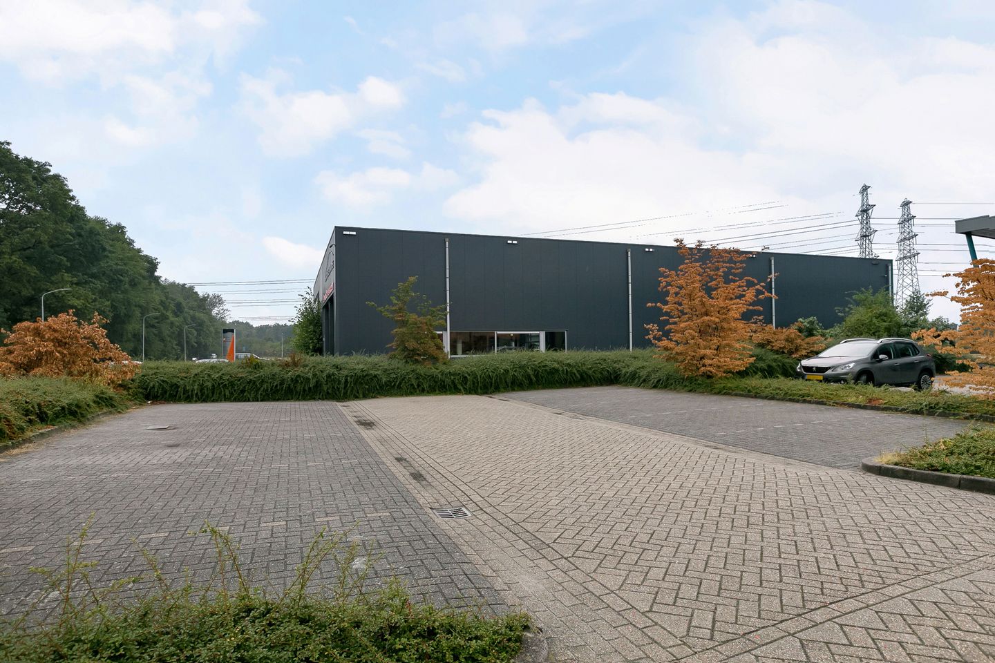 View photo 4 of Zoom 18