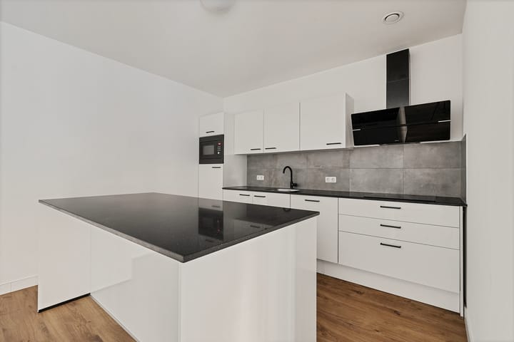 Photo 3 of Dr. Benthemstraat 2-A