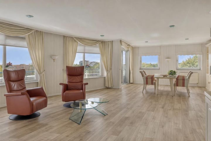 Photo 10 of Leeghwaterstraat 36