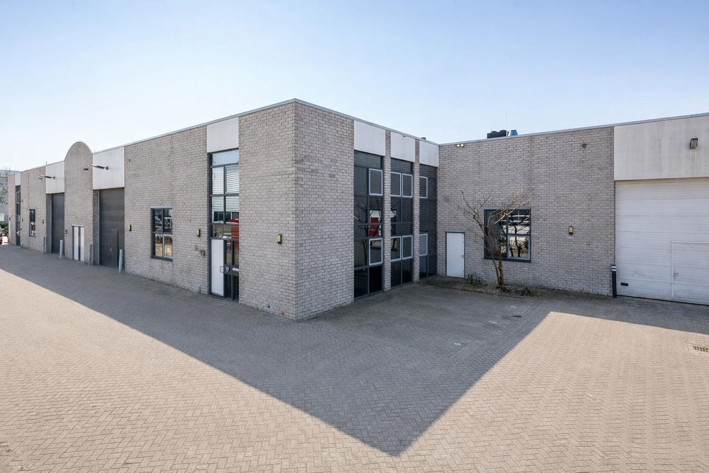 View photo 2 of Parellaan 19