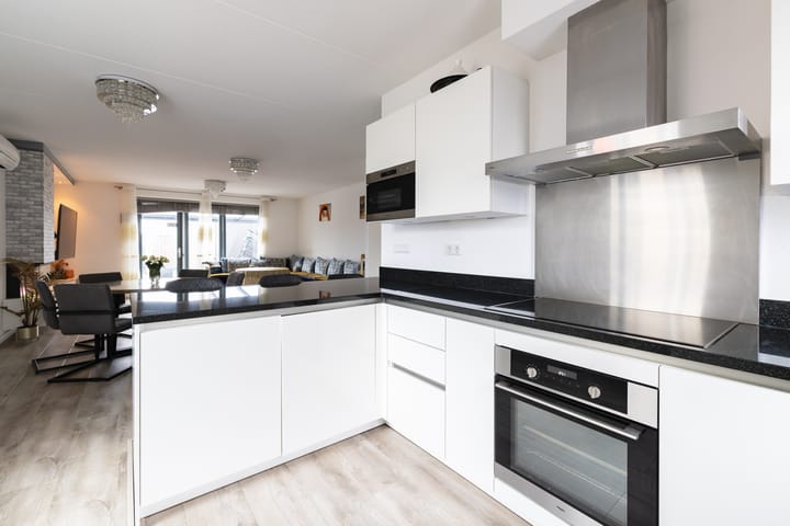 Foto 18 van Weegbree 28