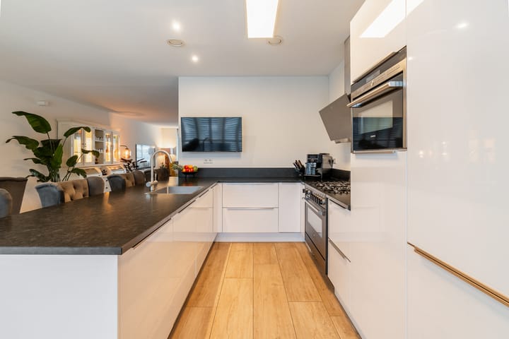 Photo 3 of Voorneveldstraat 10