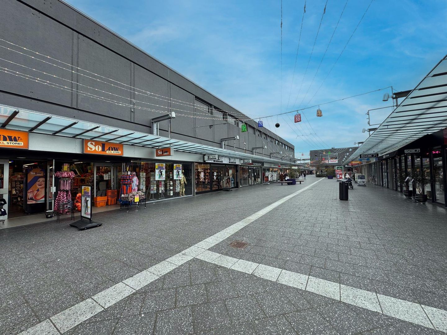 Bekijk foto 2 van Winkelcentrum Woensel 112