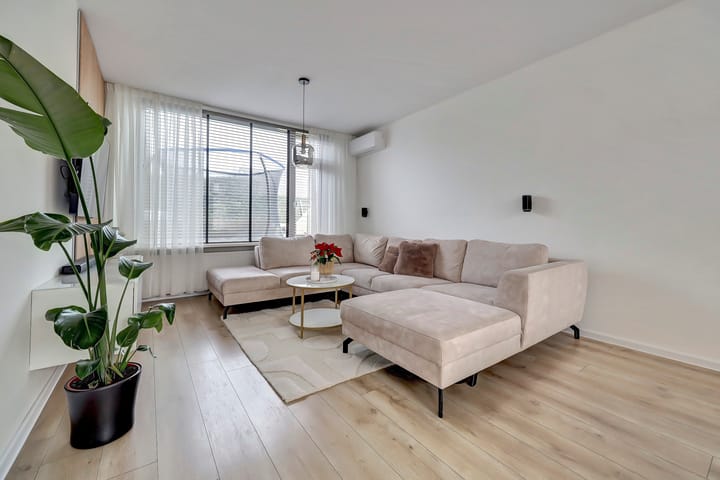 Photo 3 of Van Broekhuisenstraat 7