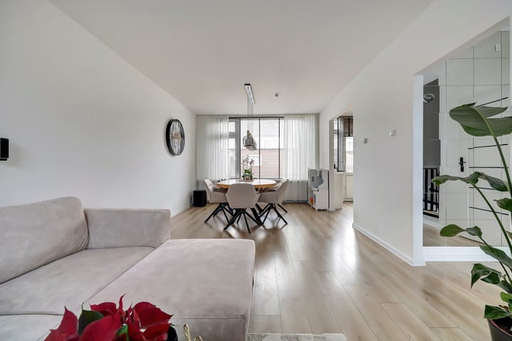 Photo 6 of Van Broekhuisenstraat 7