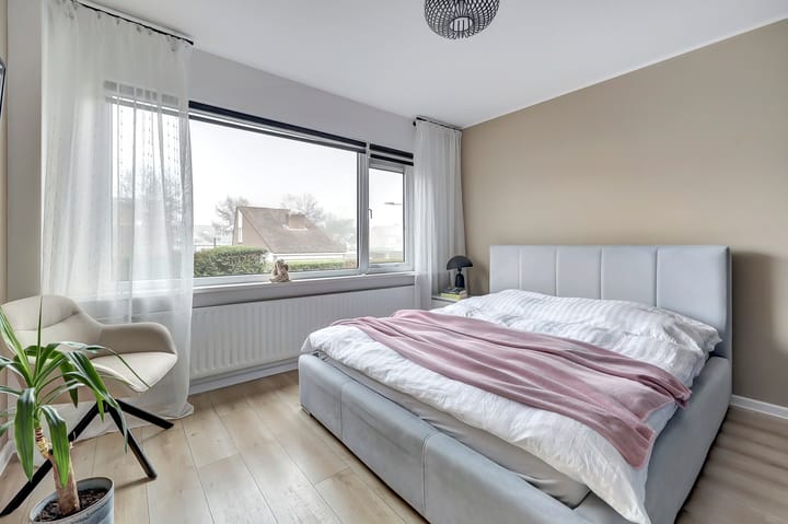 Photo 18 of Van Broekhuisenstraat 7