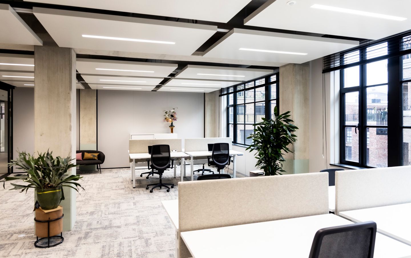 Bekijk foto 2 van Karl Weisbardstraat 181