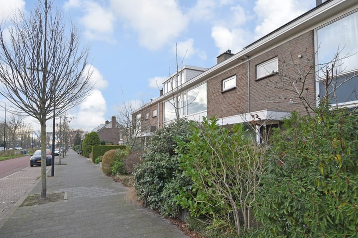 Photo 2 of Sir Winston Churchillln 424