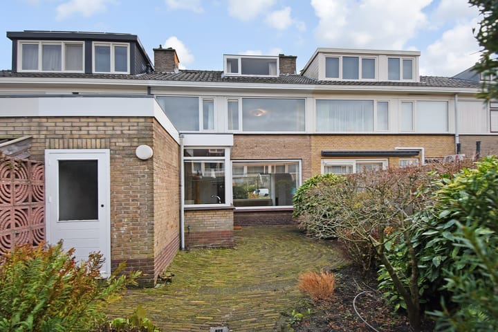 Photo 25 of Sir Winston Churchillln 424