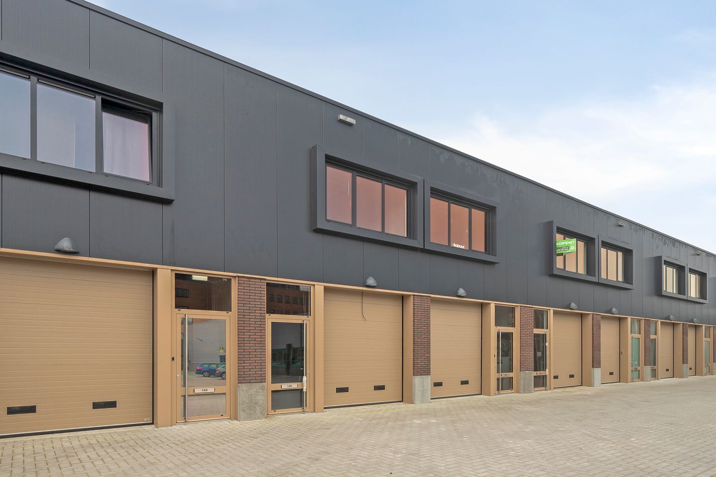 Bekijk foto 2 van Spaceshuttle 18-R