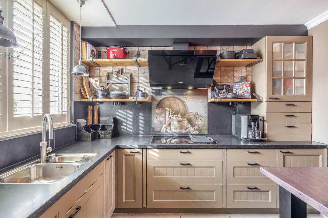 Photo 13 of Branding 69