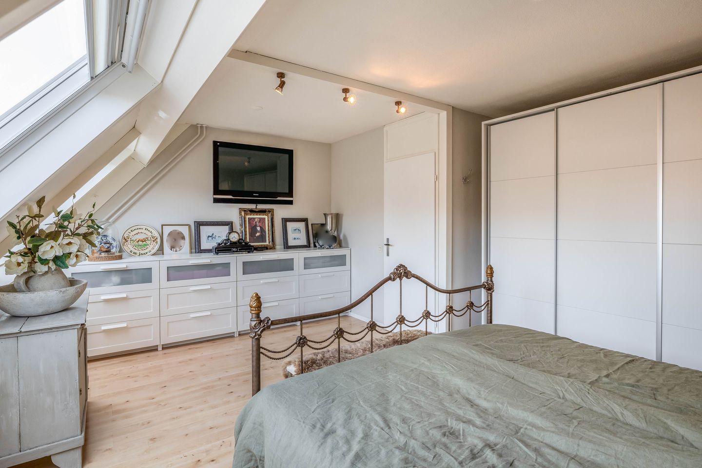 Photo 19 of Branding 69