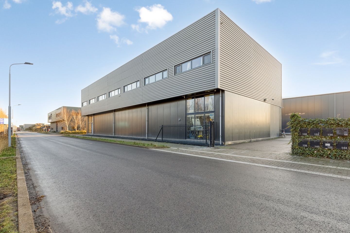 Bekijk foto 2 van Luzernestraat 136