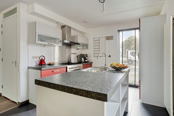 Photo 24 of Hendrik Veenemanstraat 52