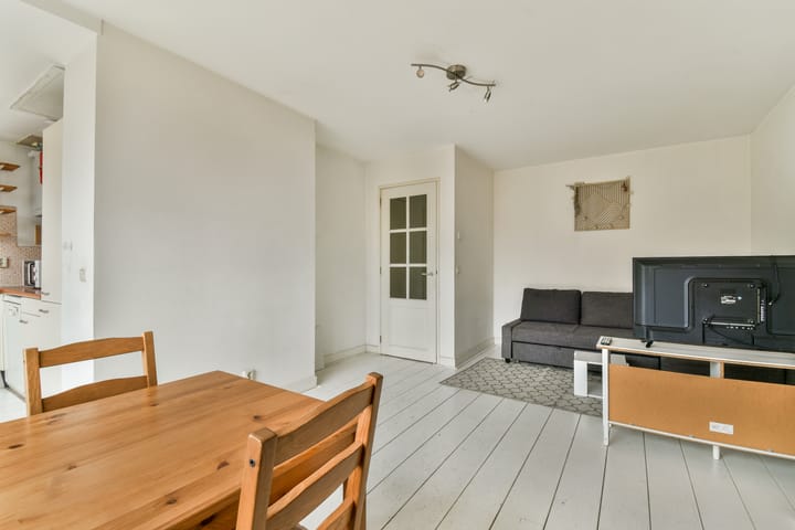 Photo 11 of Willem Leevendstraat 1-2