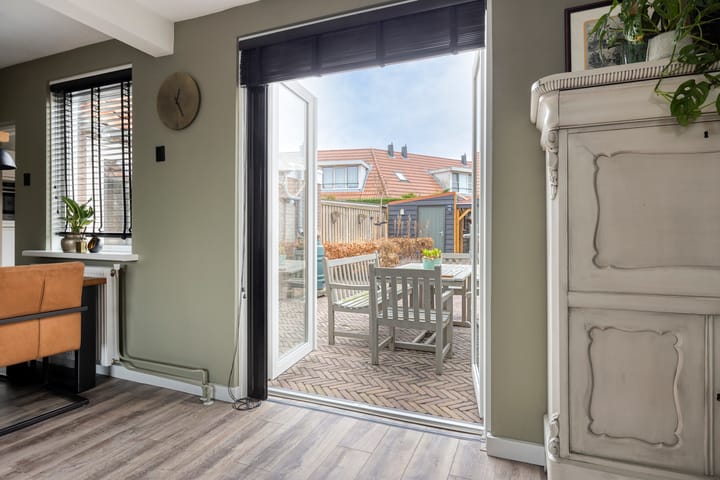 Photo 12 of Julianastraat 17