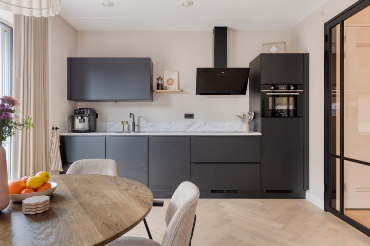 Photo 4 of Annie van Velzenhof 23