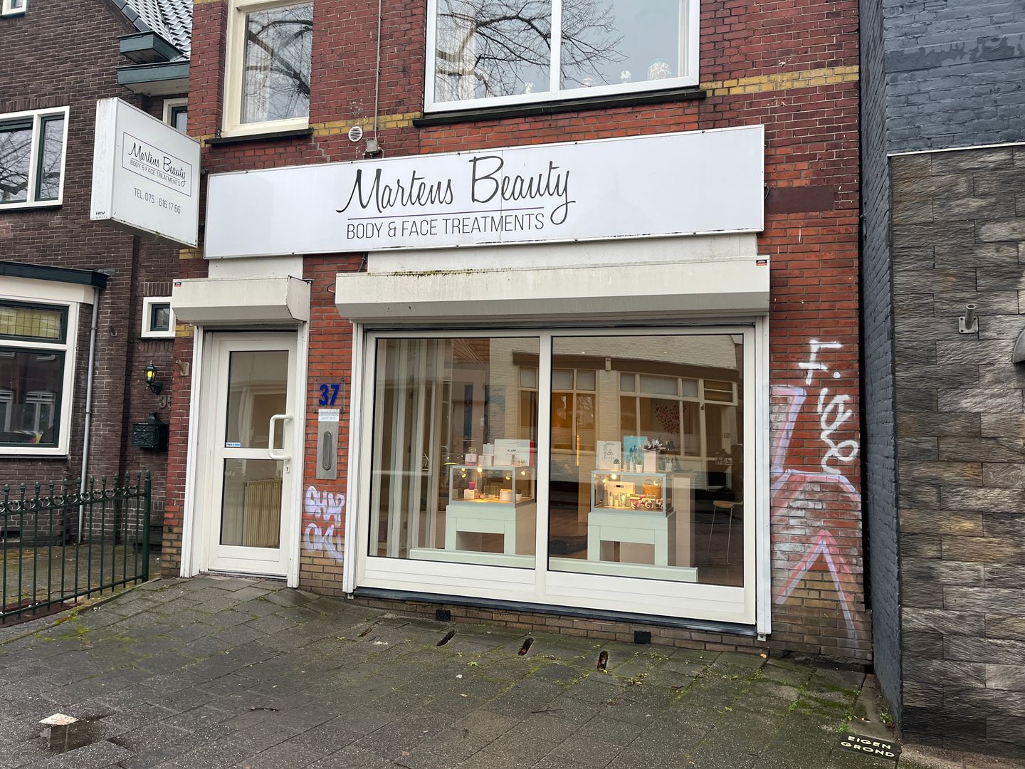 View photo 2 of Raadhuisstraat 37