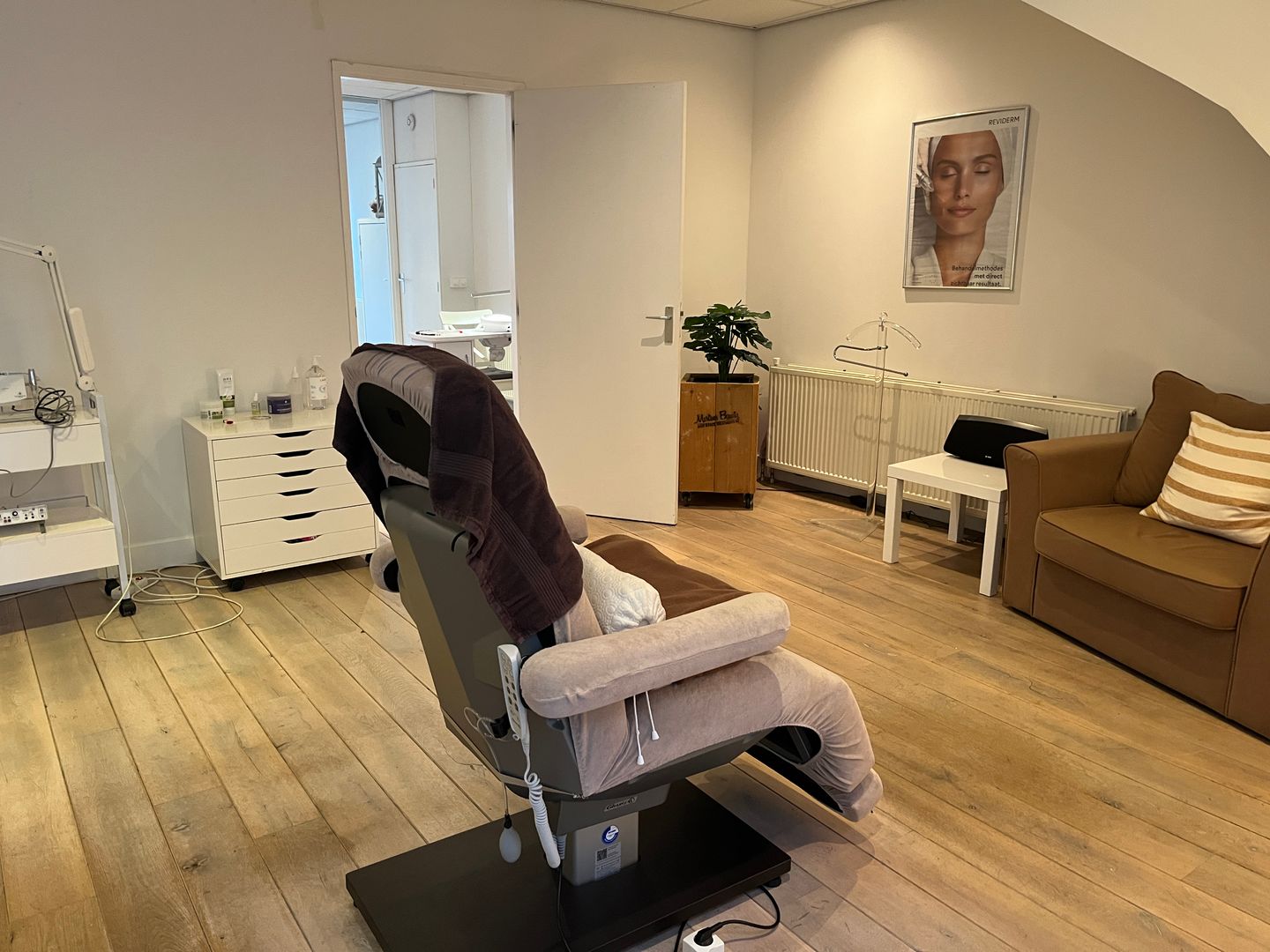 View photo 5 of Raadhuisstraat 37