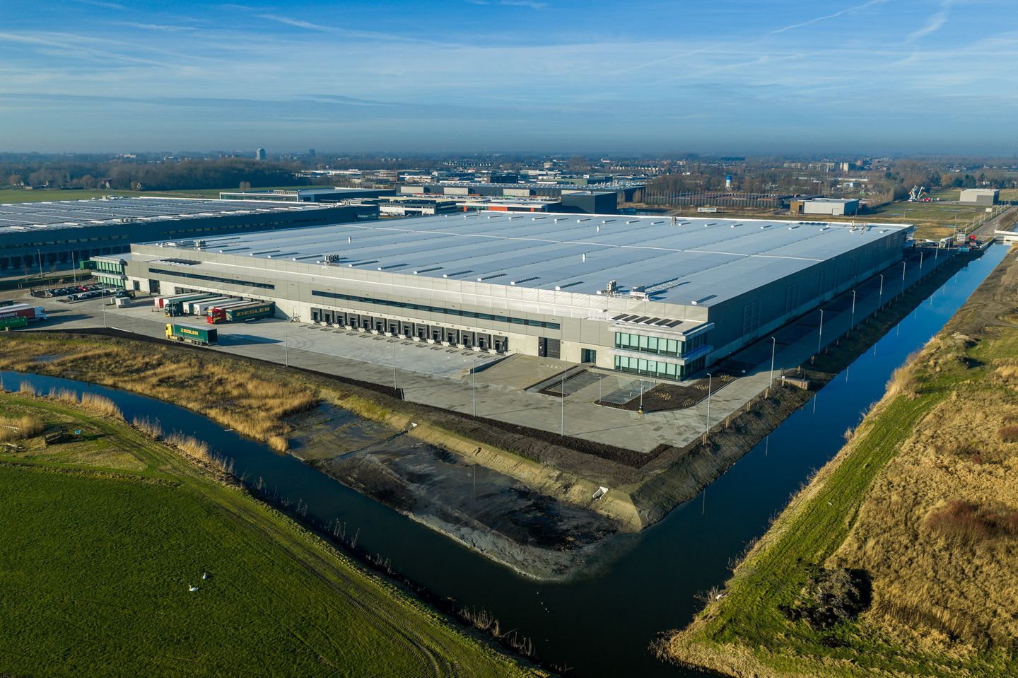 View photo 1 of Voltaweg