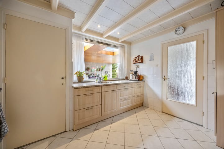 Photo 10 of Esdoornstraat 56