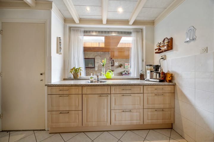 Photo 11 of Esdoornstraat 56