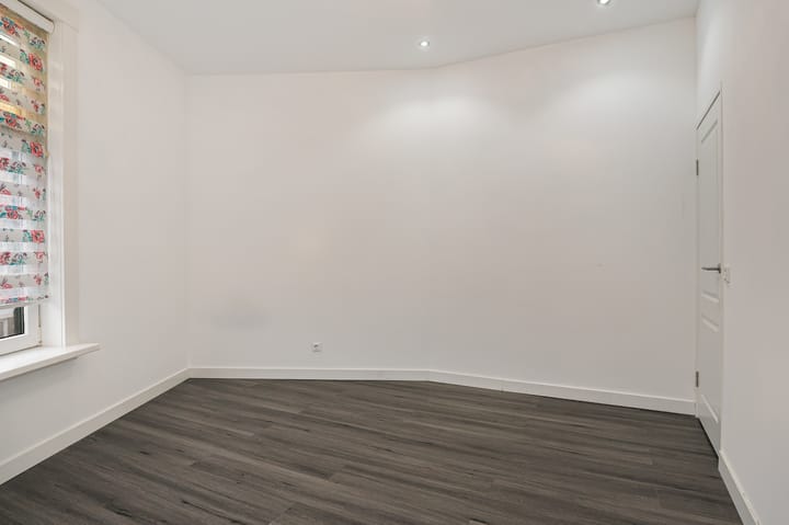 Photo 17 of Diepenbrockstraat 28