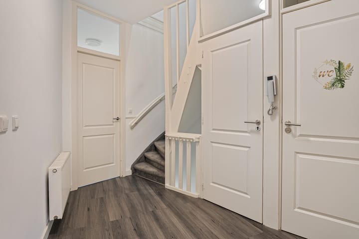 Photo 11 of Diepenbrockstraat 28