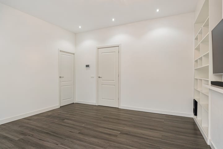 Photo 15 of Diepenbrockstraat 28